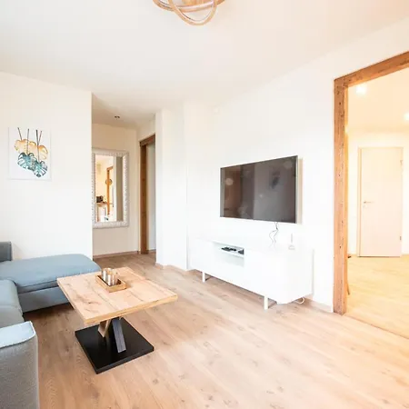 By Hardt * Μυλούζη